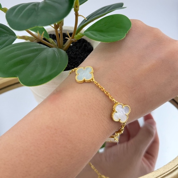 Lucky Alhambra Clover Bracelet – 18K Gold Plated with Logo - Picture 8 of 9
